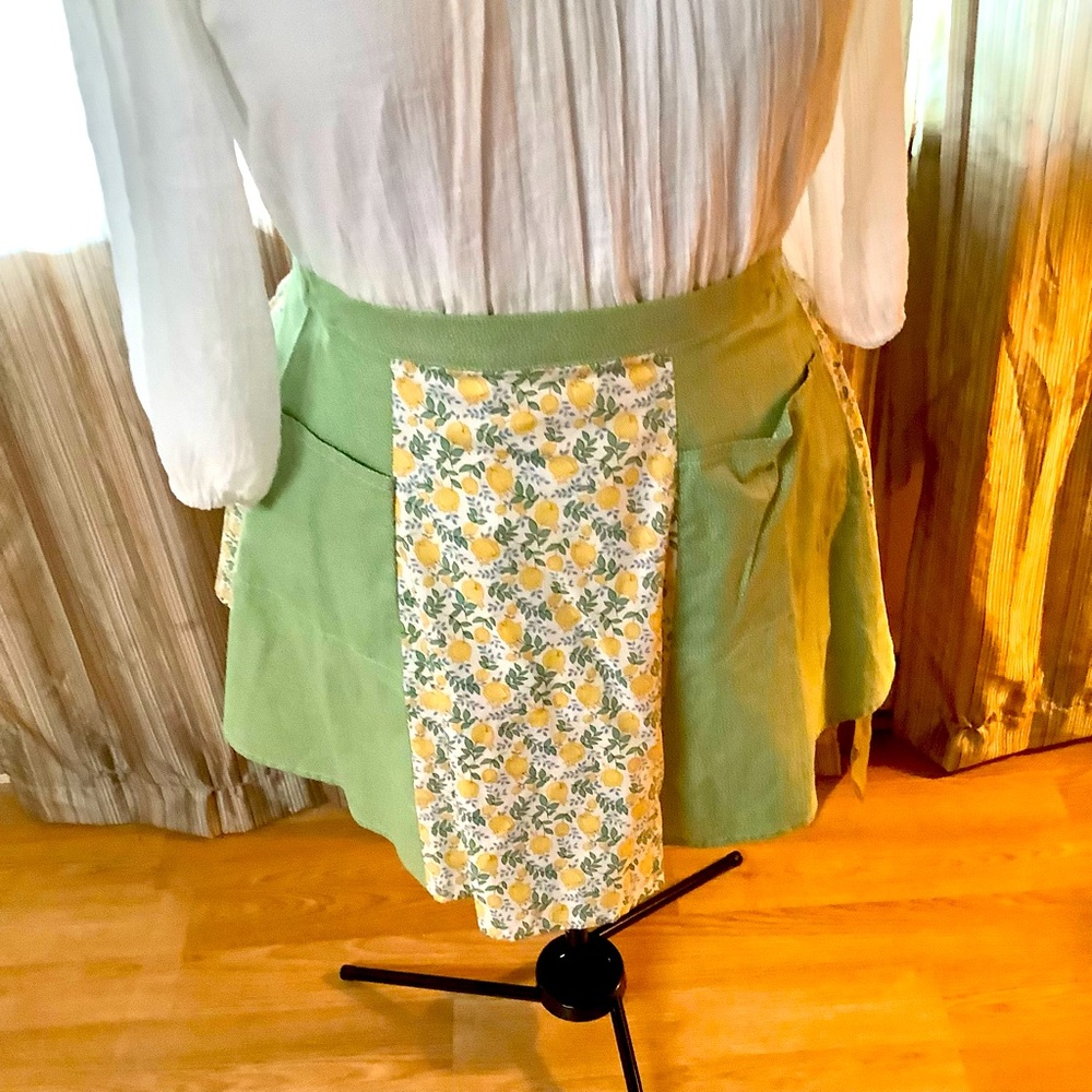 Handmade vintage style cotton apron with pockets